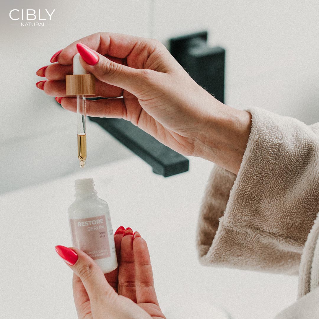 Жена нанася серум с пипета – CIBLY грижа за кожата