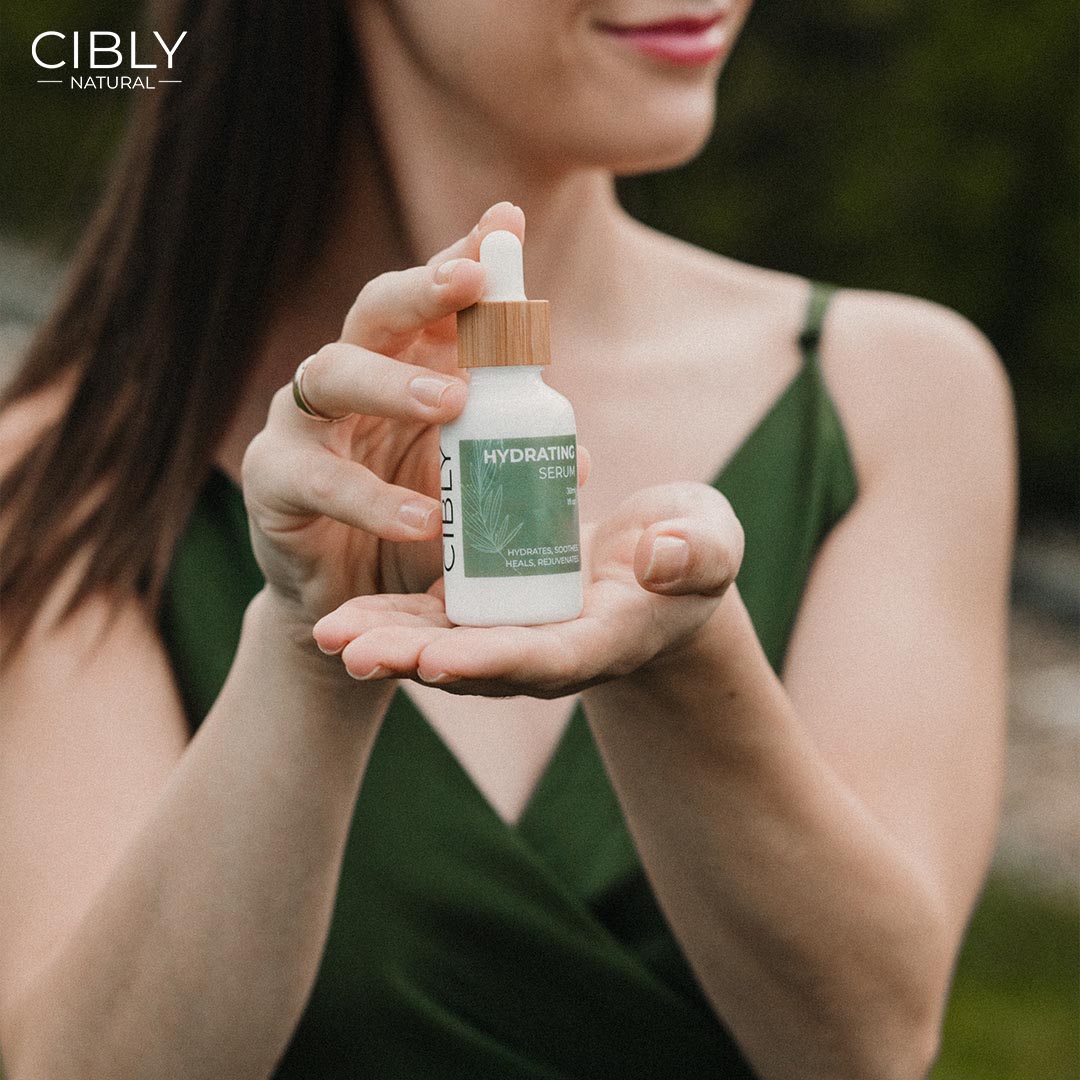 Жена държи серум за лице с натурални масла от CIBLY