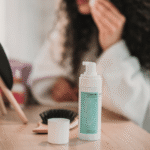 OCZYSZCZAJĄCA PIANKA DO TWARZY Z KWASEM HIALURONOWYM I ALOESEM – 150 ML - obrazek 7